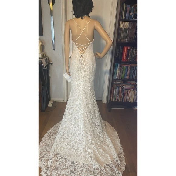 Ethereal Elegance: Exquisite Essense of Australia D2467 Wedding Dress - Picture 14 of 17